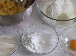 准备好食材，粉类，淡奶油，1个蛋黄。