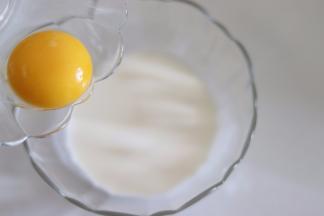 蛋黄和淡奶油混合均匀。