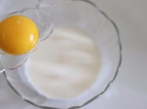 蛋黄和淡奶油混合均匀。