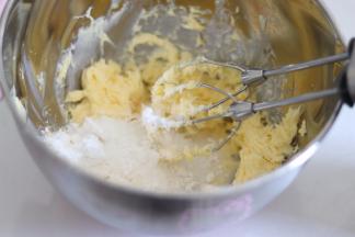 黄油软化到可以轻松摁压的程度。用打蛋器把黄油搅拌匀，无需打发。倒入细砂糖和糖粉，先压拌一下让糖粉融入到黄油中，之后开启电动打蛋器打发到黄油发白，而且比较蓬松