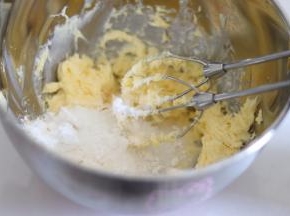 黄油软化到可以轻松摁压的程度。用打蛋器把黄油搅拌匀，无需打发。倒入细砂糖和糖粉，先压拌一下让糖粉融入到黄油中，之后开启电动打蛋器打发到黄油发白，而且比较蓬松