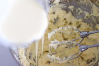 分多次倒入到打发的黄油中，每一次都要打匀后再倒，大约3-4次。