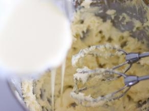 分多次倒入到打发的黄油中，每一次都要打匀后再倒，大约3-4次。