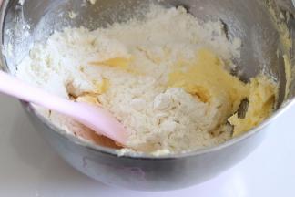 筛入低筋面粉和奶粉的混合物。