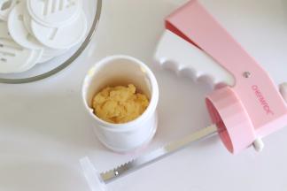 曲奇枪放好花片，放入适量的曲奇面团。