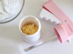 曲奇枪放好花片，放入适量的曲奇面团。