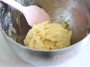 用刮刀，切拌和压拌的方式，让面粉黄油融合。拌到无干粉，且成团的状态。