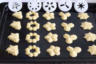 挤到烤盘上即可，这里需要注意一下，尽量直接挤到烤盘上，如果垫油纸的话，会导致曲奇花离模失败，油布的话相对好些，如果油布也不好操作的话，就尽量挤到烤盘上吧。