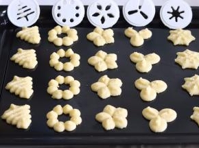 挤到烤盘上即可，这里需要注意一下，尽量直接挤到烤盘上，如果垫油纸的话，会导致曲奇花离模失败，油布的话相对好些，如果油布也不好操作的话，就尽量挤到烤盘上吧。