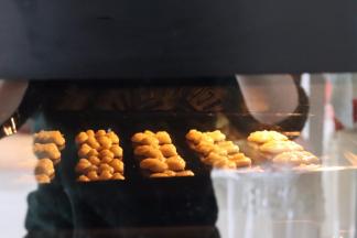 提前170度预热烤箱，以170度12分钟的烤制时间，边缘上色即可。烤的时候，尽量多隔着烤箱门观察曲奇上色情况。烤箱不同，需根据自家烤箱调整温度时间。