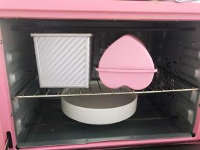 放入不通电的烤箱摆入一碗热水二发至8分满