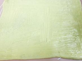 面片上刷上沙拉酱