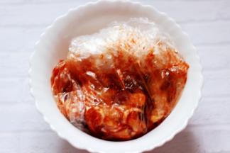 然后把塑料袋密封好后，放入冰箱冷藏过夜（中途再把鸡根多按摩几次以便更加入味）。