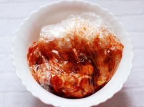 然后把塑料袋密封好后，放入冰箱冷藏过夜（中途再把鸡根多按摩几次以便更加入味）。