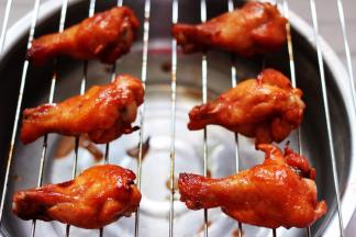 嘻嘻，诱人无比的叉烧酱烤鸡根出炉咯。