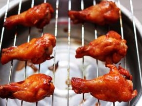 嘻嘻，诱人无比的叉烧酱烤鸡根出炉咯。