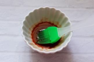 制作刷料；叉烧酱1大勺，再加入适量橄榄油搅拌均匀就可以了。