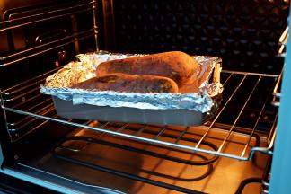 每隔20分钟就翻一次面，共翻面两次，直至烤好