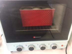 上火170度，下火180度，将模具放入烤箱下层，烘烤30分钟，10分钟后加盖锡纸；