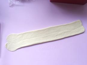 用擀面杖轻轻擀一下，将面片擀宽一点，尾部稍微擀薄一点；
