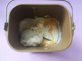 冰箱取出冷冻的汤面面团，加入到面包桶内；