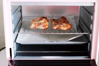 烤盘垫上油纸，这样后续好清理。