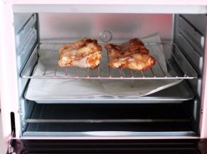 烤盘垫上油纸，这样后续好清理。