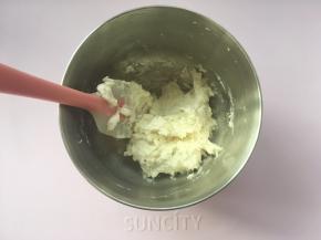 用刮刀搅拌均匀，面糊没有干粉颗粒，之后放一旁降温，降至手温入冰箱冷冻10分钟；
