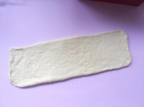 之后将擀好的面团翻转个面，将光滑的一面朝下；