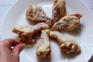 把洗净沥干水分的鸡根，用牙签在鸡肉上扎孔，尽量的多扎几下以便入味。