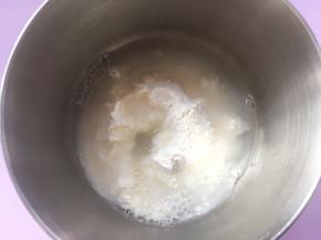 新模具首次使用，最好用开水烫一下，或者用烤箱高温烘烤10分钟，先来做烫面材料，容器内加入高筋面粉跟开水
