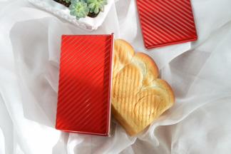 出炉倒扣面包就出来啦，特别好脱模，之后将面包侧放降温；
