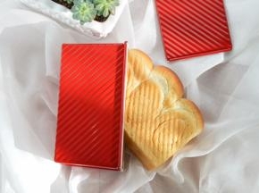 出炉倒扣面包就出来啦，特别好脱模，之后将面包侧放降温；
