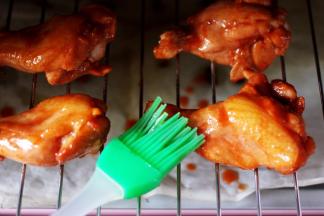 15分钟后翻面，刷上调制好调料汁。