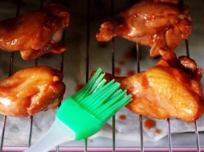 15分钟后翻面，刷上调制好调料汁。