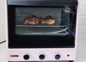 预热好的烤箱，放入鸡根，底火190度、上火180度烤15分钟。