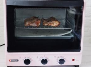 预热好的烤箱，放入鸡根，底火190度、上火180度烤15分钟。