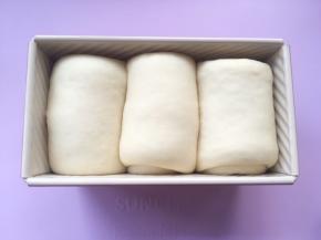 面团发酵9分满即可取出，烤箱预热180度，发酵好的面团很有弹性，手指按下去，面团会慢慢回弹起来；