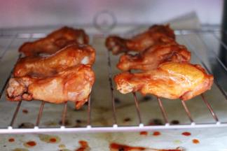 继续入烤箱烤制5分钟的时候，再翻过来刷适量调料汁入烤箱再烤5分钟即可。