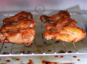 继续入烤箱烤制5分钟的时候，再翻过来刷适量调料汁入烤箱再烤5分钟即可。