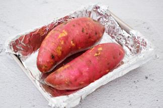 再把红薯洗净擦干水分放入烤盘中