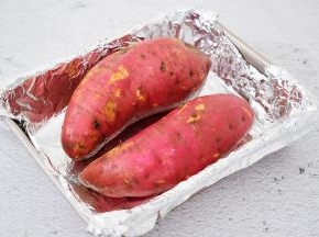 再把红薯洗净擦干水分放入烤盘中