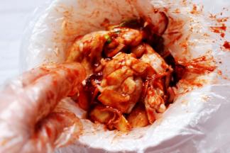 带上一次性手套，开始给鸡根进行按摩，使所有调料的滋味进入鸡根，然后密封保存入冰箱冷藏过夜（中间再给鸡根按摩几次以便更入味）。