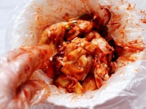 带上一次性手套，开始给鸡根进行按摩，使所有调料的滋味进入鸡根，然后密封保存入冰箱冷藏过夜（中间再给鸡根按摩几次以便更入味）。