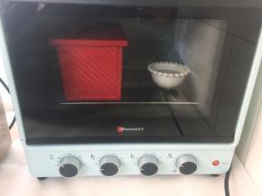 烤箱放碗热水，将模具放入烤箱内，启动发酵程序二次发酵面团，我发酵了将近一个小时；
