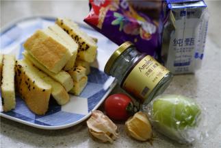 如图这款点心用到了蛋糕片，水果，浓缩即食燕窝，酸奶，麦片。蛋糕片提前切小块。