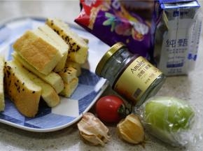 如图这款点心用到了蛋糕片，水果，浓缩即食燕窝，酸奶，麦片。蛋糕片提前切小块。