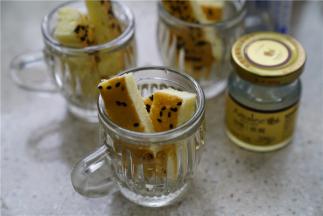 在布丁杯里放入适量的蛋糕片，按容器的大小切好蛋糕片。