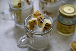 然后淋上酸奶，酸奶的量不讲究，多一点小一点都没关系。