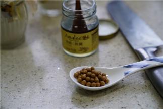 最后再用巧克力米豆豆及燕麦来点缀一下就可以啦。